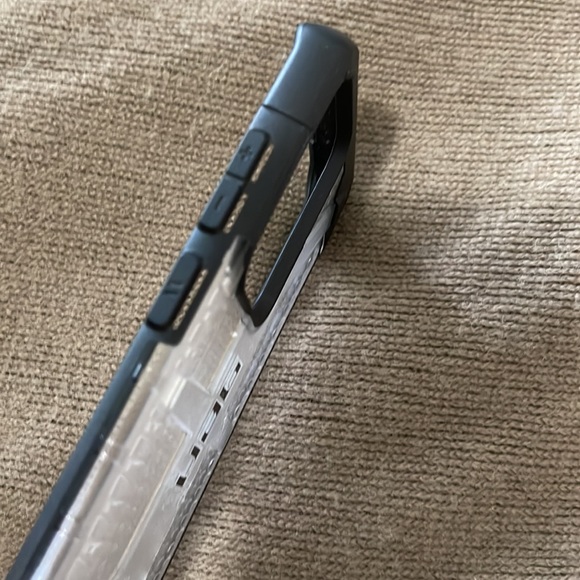 UAG cellphone case for S20 ultra - Picture 3 of 5